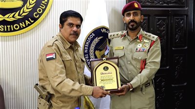 رئيس انتقالي حضرموت يكرم النقيب المهندس باجابر لتفوقه في معهد القادة