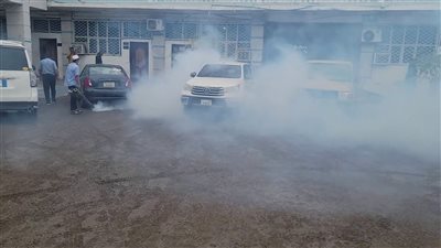 حملة رش ضبابي في المنصورة بعدن لمكافحة البعوض والحد من انتشار الأوبئة