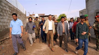 لملس والشوبجي يتفقدان الأسر والمناطق المتضررة في مديرية البريقة جراء سيول المنخفض الجوي