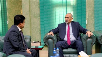 الرئيس الزُبيدي يطّلع من وزير النفط على جهود تشغيل مصافي عدن وتأمين وقود الكهرباء