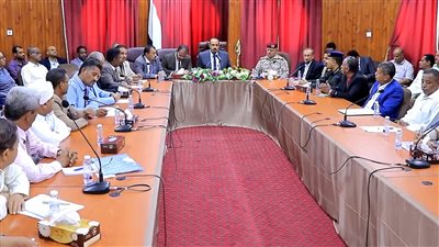 محافظ حضرموت يعلن إقرار الحكومة مشروع مصفاة نفط خام وصهاريج خزن ومنطقة حرة بالضبة