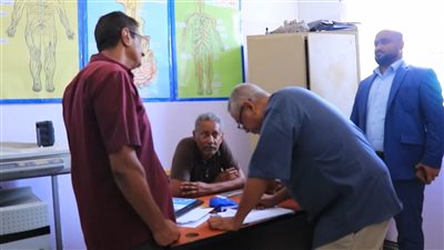 اللجنة القضائية بعدن تنفذ نزولاً ميدانياً لمتابعة التزام المدارس والأسواق بتخفيض الأسعار