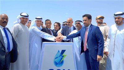 الرئيس الزُبيدي وسفير دولة الإمارات يفتتحان محطة الطاقة الشمسية في شبوة