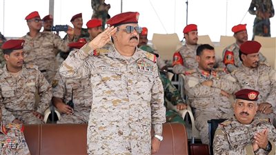 وزير الدفاع يشهد عرضاً عسكرياً مهيباً في المنطقة العسكرية الثانية بالمكلا 