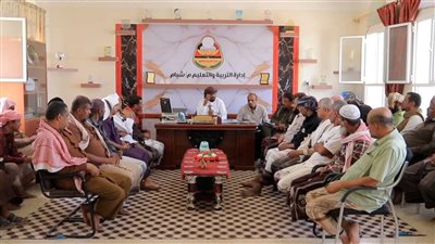اجتماع يناقش آثار إضراب المعلمين وآلية استقرار العملية التعليمية في شبام بحضرموت  