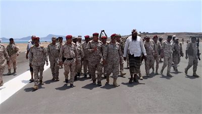 وزير الدفاع يتفقد جزيرة ميون وباب المندب ويؤكد أهمية تعزيز القدرات العسكرية