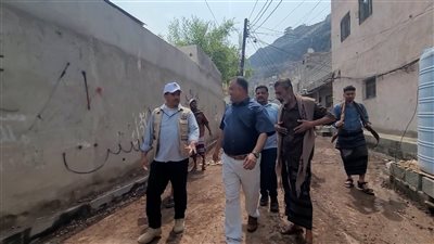 تواصل حملة رفع مخلفات المنخفض الجوي في التواهي بعدن 