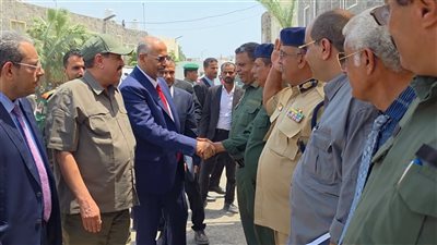الرئيس الزُبيدي يزور شرطة العاصمة عدن ويطّلع على سير العمل في إداراتها