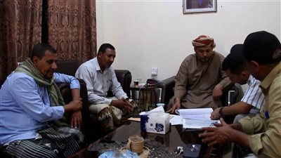 محافظ سقطرى  يناقش الإجراءات الإدارية والفنية اللازمة لتسوير الأراضي المخصصة 