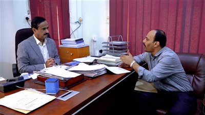 محافظ شبوة يبحث آليات تحسين أوضاع فرع هيئة التأمينات