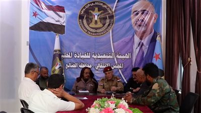 اجتماع بمحافظة الضالع يناقش التحديات التنموية والخدمية وتعزيز التعاون الأمني