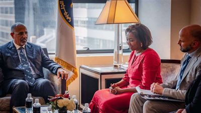 الرئيس الزُبيدي يبحث مع مسؤولة رفيعة في برنامج الأغذية العالمي سُبل تعزيز المساعدات الإنسانية لبلادنا