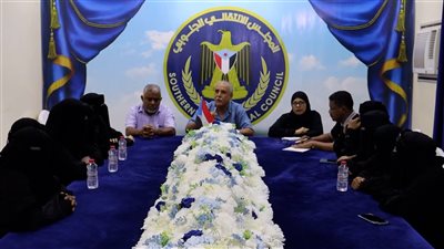 فريق التوجيه والرقابة الرئاسي يلتقي أمهات شهداء الجنوب بالمكلا