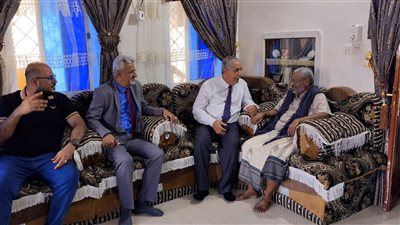 فريق التوجيه والرقابة الرئاسي يطمئن على صحة المناضل أحمد بامعلم بالمكلا