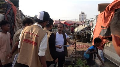 صناعة عدن يكثف الرقابة على السوق المركزي للخضار بالمنصورة 