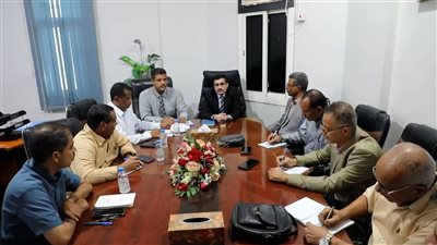 نائب وزير المياه يطلع على سير العمل في فرع الهيئة العامة لحماية البيئة بساحل حضرموت 