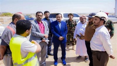 محافظ شبوة يدشن مشروع توسعة وإنارة المدخل الغربي لمدينة عتق