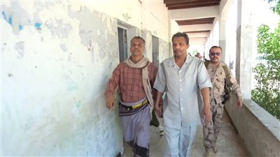 محافظ ابين يتفقد سير العملية الدراسية بمدرسة سمية ام عمار في جعار