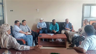 فريق التوجيه والرقابة الرئاسي يطلع على سير العمل في مكتب الضرائب بلحج