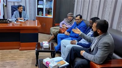 محافظ شبوة يناقش مع إدارة مستشفى الشيخ محمد بن زايد تطوير الخدمات الطبية 