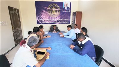 فريق التوجيه والرقابة الرئاسي يناقش أوضاع الحرفيين وجمعية الصناعات النسيجية بشبوة