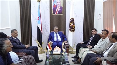 فريق التوجيه الرئاسي يبحث مع نائبي وزارتي المياه والإدارة المحلية أوضاع الخدمات في المهرة