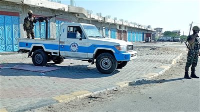 أمن أبين يضبط متهمين بفرض جبايات غير قانونية وابتزاز المسافرين بالخط الدولي