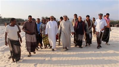 محافظ سقطرى يتفقد مخيم عومق السياحي ويؤكد أهمية دعم القطاع لتعزيز التنمية