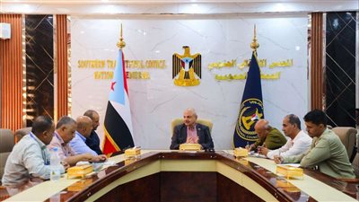 فريق التوجيه الرئاسي يطلع على سير عمل مؤسسة المياه والصرف الصحي بالعاصمة عدن