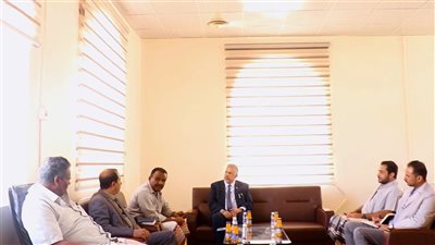 فريق التوجيه الرئاسي يلتقي مدير عام الغيضة لتعزيز العمل الإداري والخدمي