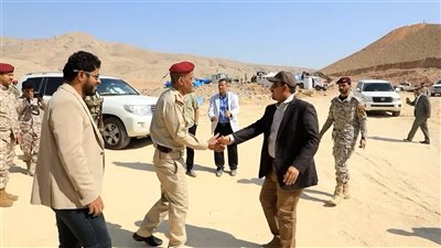 محافظ حضرموت وقائد المنطقة العسكرية الثانية يطلعان على مخطط أراضي شهداء المحافظة