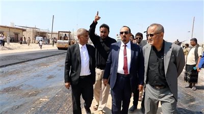 محافظ حضرموت يطلع على سير مشاريع تأهيل الطرق بمدينة الحامي