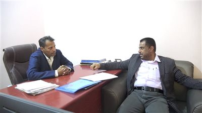 محافظ أبين يبحث تعزيز الأداء المؤسسي وتحسين الخدمات العامة بالمحافظة