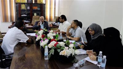 لجنة فنية من وزارة النقل تناقش أسباب احتراق حافلة النقل في أبين