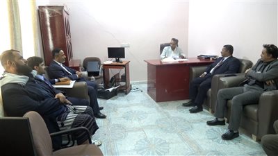 محافظ أبين يلتقي ممثلي مكتب النائب المحرمي لمراجعة مصفوفة المشاريع الخدمية