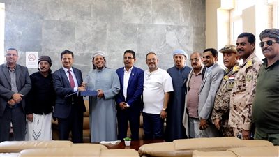 محافظ سقطرى يودع فريق التوجيه والرقابة الرئاسي بعد انتهاء جولتهم بالمحافظة