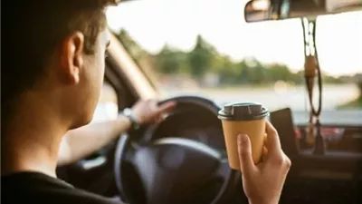 خبراء يحذرون من الإفراط في شرب القهوة أثناء القيادة