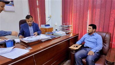 محافظ شبوة يطلع على مشاريع جديدة لصيانة الطرق بالمحافظة