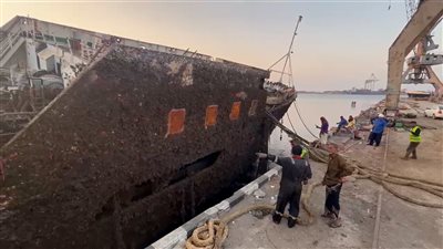 انتشال سفينة غارقة من ميناء الاصطياد في العاصمة عدن