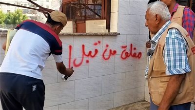 صناعة عدن تغلق محلات مخالفة في حملة رقابية بالمنصورة