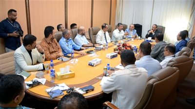 وزير النقل يتفقد نشاط محطة الحاويات ويرأس اجتماعاً مع قيادات الجهات العاملة فيه