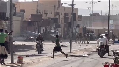 عناصر العسكرية الأولى تمنع بقوة السلاح إقامة مخيم اعتصام مفتوح في سيئون