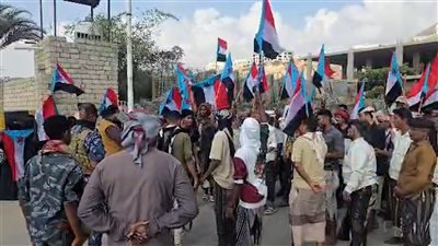 حشود من أبناء المكلا يتظاهرون بالقرب من بيت محافظ حضرموت ويطالبون بتغييره