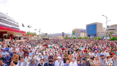 الآلاف يؤدون صلاة الجمعة بساحة العروض بالعاصمة عدن ويجددون العهد باستعادة الدولة 