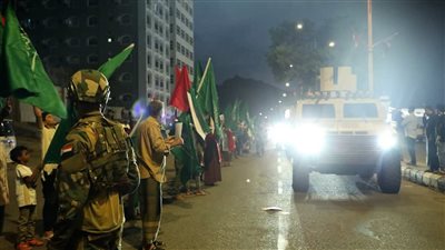 بالتزامن مع وصول وفد التحالف.. تظاهرة أمام بوابة 