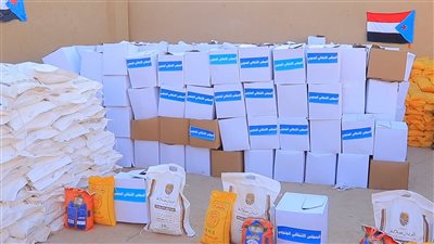 انتقالي القطن بحضرموت يواصل توزيع السلال الغذائية للأسر المحتاجة