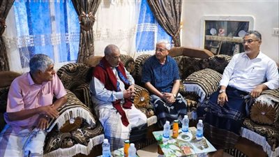 فريق الرقابة الرئاسي يطمئن على صحة المناضل الشيخ أحمد محمد بامعلم بالمكلا