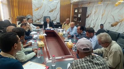 أمين عام محلي عدن يترأس اجتماع معالجة مشاكل الصرف الصحي في خور مكسر