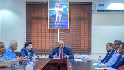 الرئيس الزُبيدي يزور وزارة المياه والبيئة ويطّلع على المشاريع المنفذة لتعزيز الموارد المائية