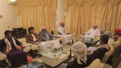 رئيس الجمعية الوطنية يلتقي شباب من آل كثير بوادي حضرموت